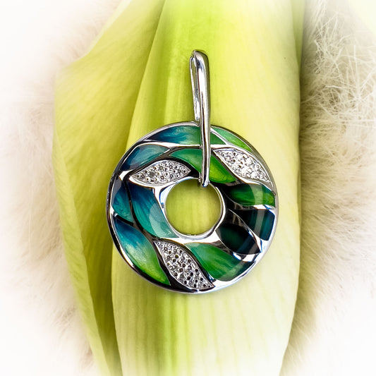 Bladkunst sĂžlv anheng som laget i sterlingsĂžlv (SL925) med hĂ„ndmalte emaljedetaljer og 25 hvite cubic zirkonia â et naturinspirert sĂžlv smykke med elegant design.