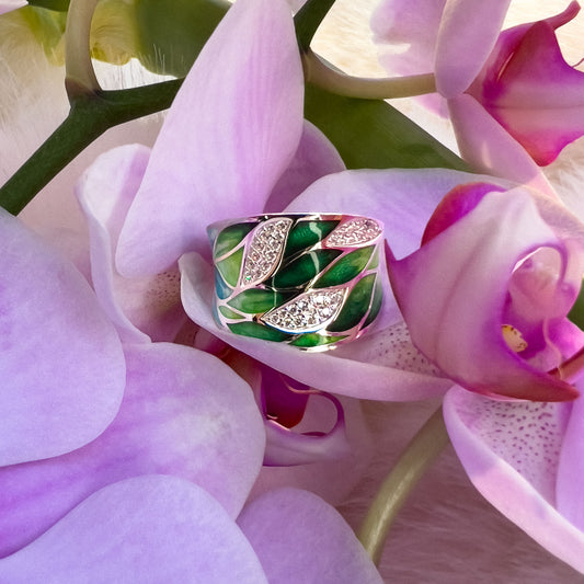 Blad Kunst ring i sterlingsĂžlv (SL925) med hĂ„ndmalte emaljedetaljer og 34 hvite cubic zirkonia â et naturinspirert designer sĂžlv smykke.