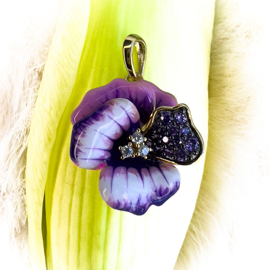 Et SÞlv Anheng i blomst form med ametyst, cubic zirkonia og hÄndmalte emalje detaljer, bÄret som en delikat og unikt tilbehÞr til enhver anledning. Blomst Smykke i forgylt sÞlv med emalje og edelstener.