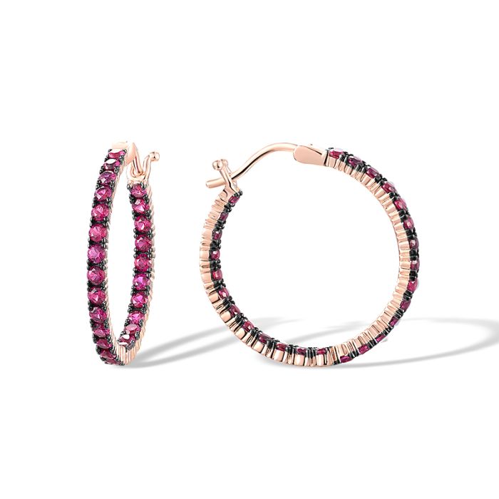 Siden av Flamme Hoops Sølv Øredobber som viser den jevne finishen og den komfortable låsen