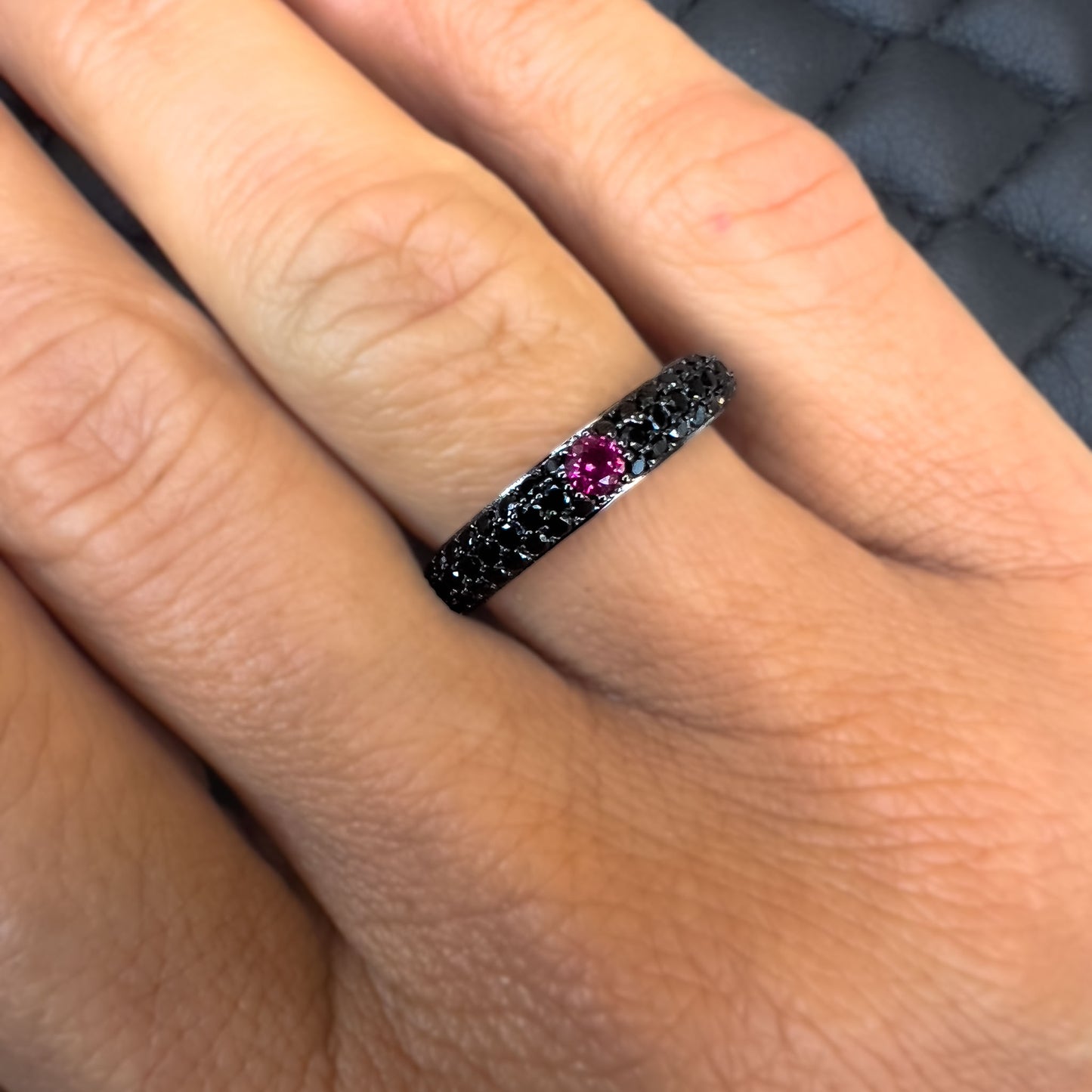 Sølv Ring med en flammende rød rubin som midtpunkt omgitt av sorte spineller og rosé- og svart forgylt sølv – et unikt statement sølv smykke.