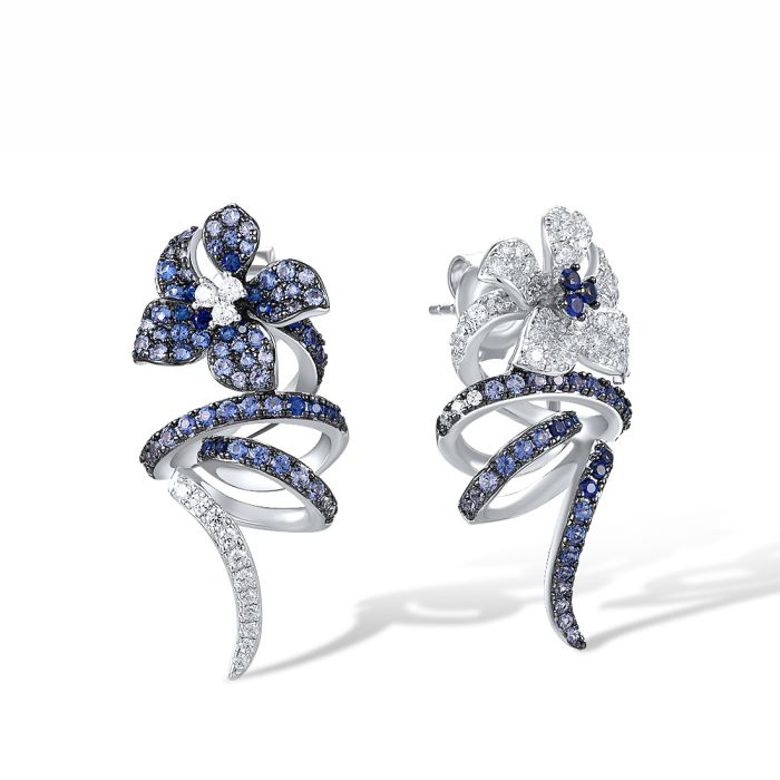 Blomst øredobber i sølv med glitrende blå spineller, nano cubic zirkonia og hvite cubic zirkonia, som fremhever den delikate spiralformen.
