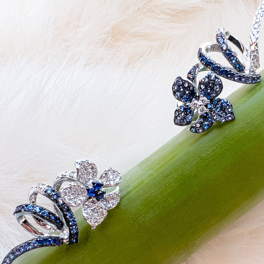 NÊrbilde av forglem-meg-ei-blomsten pÄ sÞlv Þredobbene med glitrende blÄ spineller, nano cubic zirkonia og hvite cubic zirkonia, som fremhever den delikate spiralformen.
