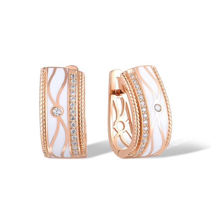 Hvit Sjokolade Drøm Øredobber i roséforgylt sølv med håndmalt emalje og hvite cubic zirkonia – inspirert av den silkemyke elegansen til hvit sjokolade. Sølv øredobber med stener og emalje.