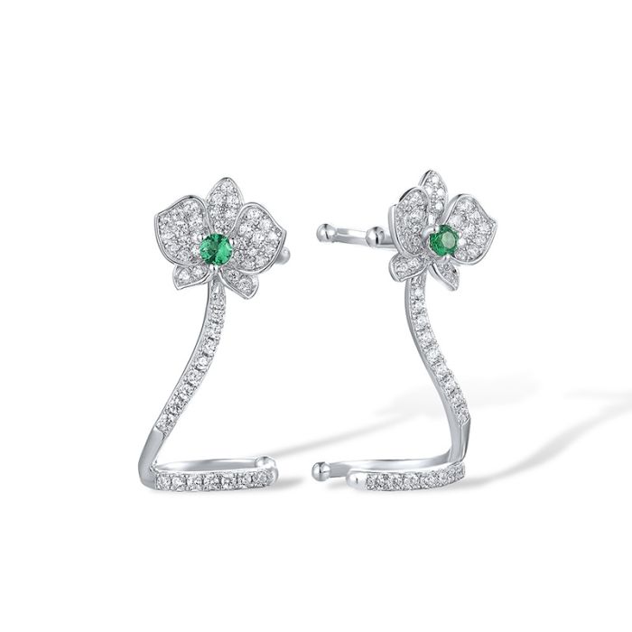 Sofistikerte blomst føreklatrere i sterlingsølv (SL925) med grønne spineller og hvite cubic zirkonia – elegante sølv smykker som glitrer og klatrer langs øret for et uttrykk fylt av harmoni og naturlig skjønnhet.”