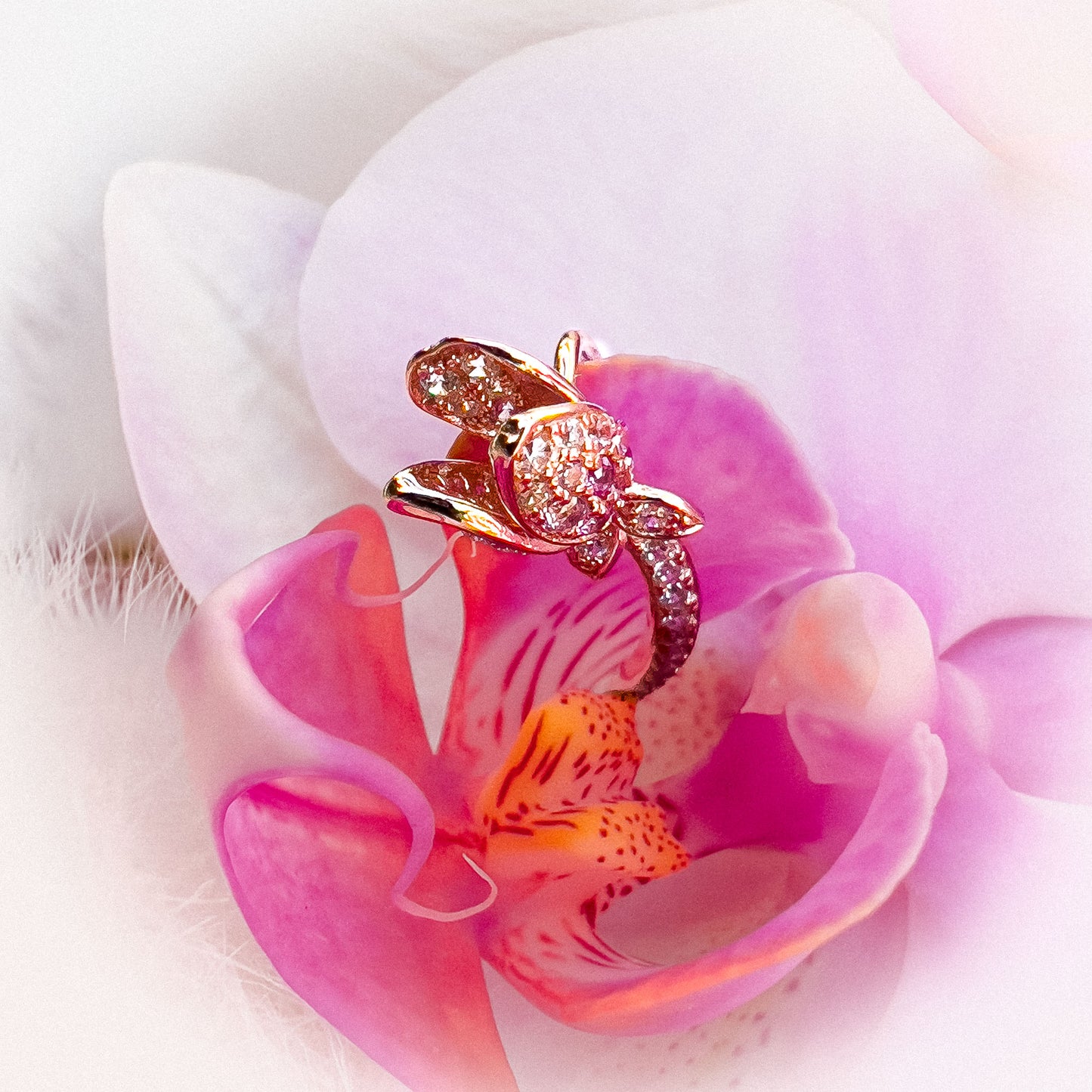 Liljedrøm Blomst Øredobber i sterlingsølv (SR925) rosé gullbelagt, rosa safirer, rubiner og hvite cubic zirkonia – et natur inspirert smykke med lilje blomstens eleganse.
