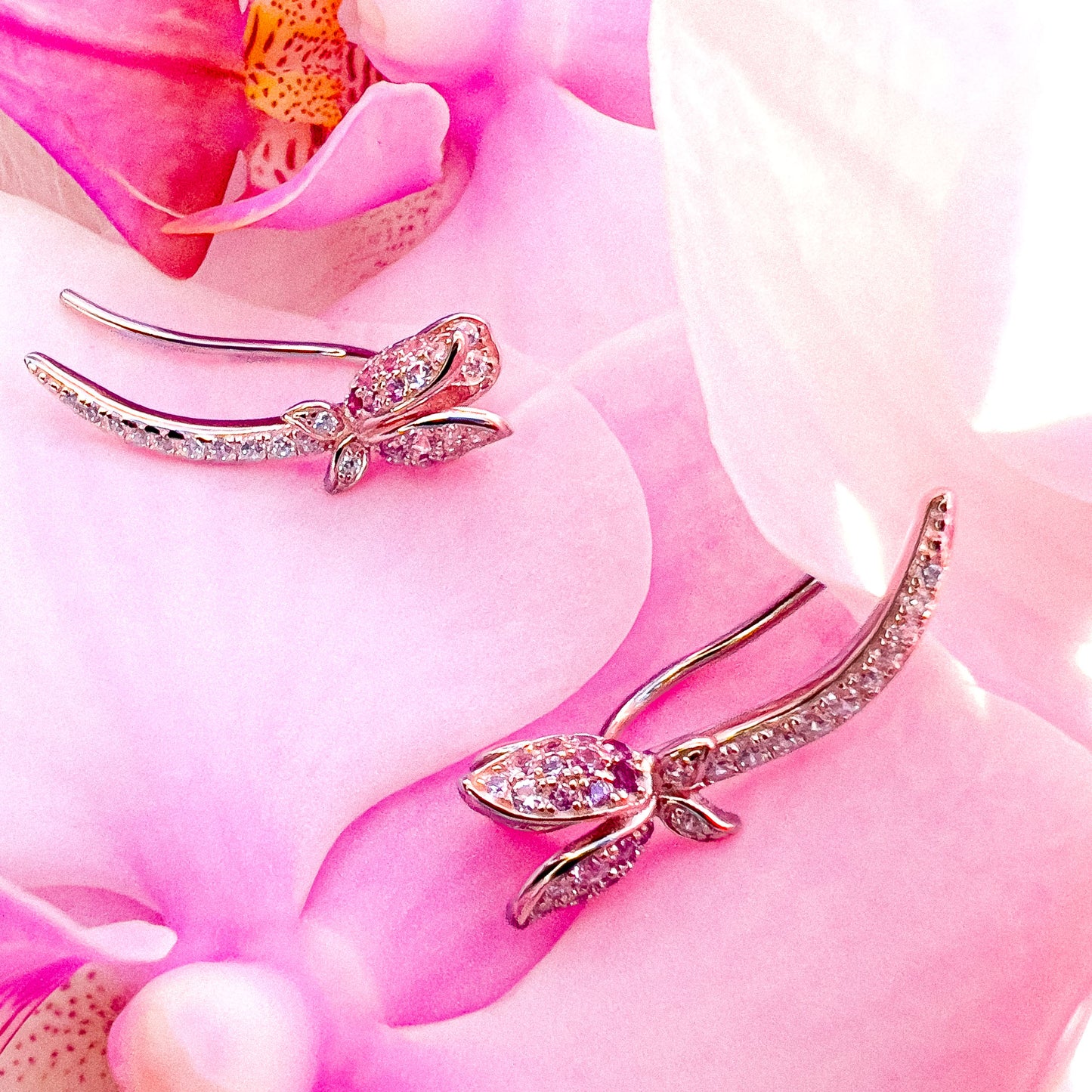 Liljedrøm Blomst Øredobber i sterlingsølv (SR925) med forgylling i rosa farge, rosa safirer, rubiner og hvite cubic zirkonia – et natur inspirert smykke med lilje blomstens eleganse.