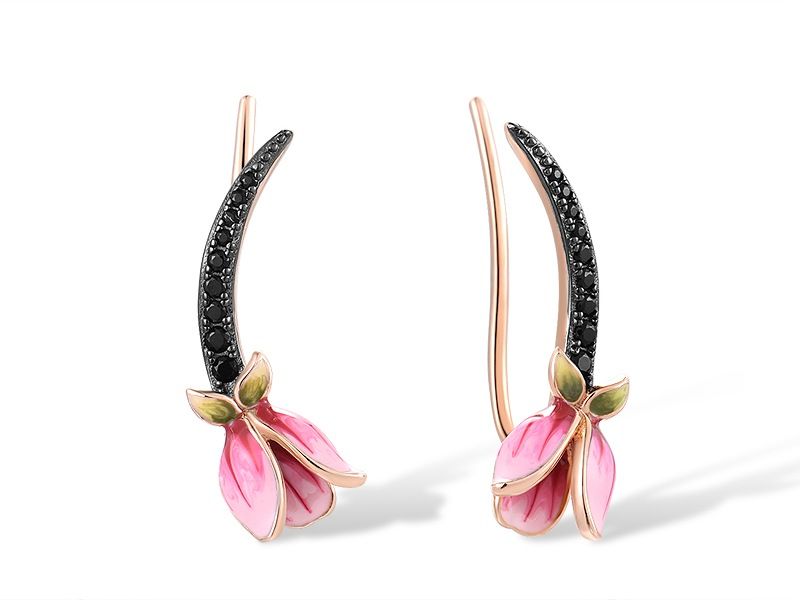 Blomst formede Liljedrøm Sølv Øredobber i rosé og svart forgylt sølv med slank, buet design og svarte spineller – et natur inspirert sølv smykke som kombinerer eleganse og moderne stil.