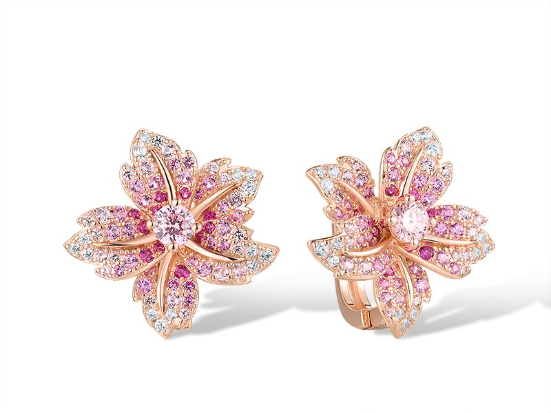Natur inspirerte sølv øredobber i rosé forgylt sølv med lotus blomst-motiv, rosa safirer og rubiner – et blomstret smykke som kombinerer eleganse, harmoni og raffinement.