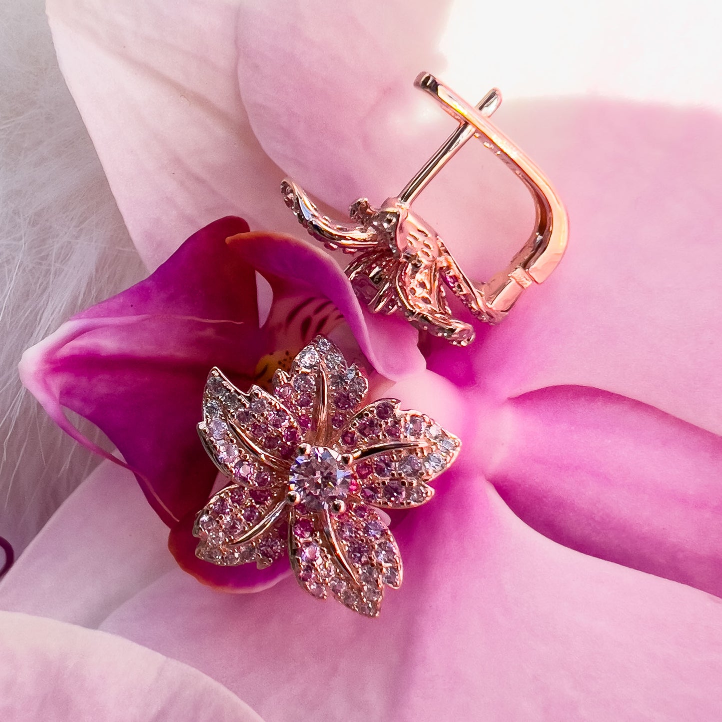 Blomst Øredobber i gullbelagt sterlingsølv (SR925) med rosa safirer, rubiner og hvite cubic zirkonia – et naturinspirert sølv smykke med lotus blomst-design