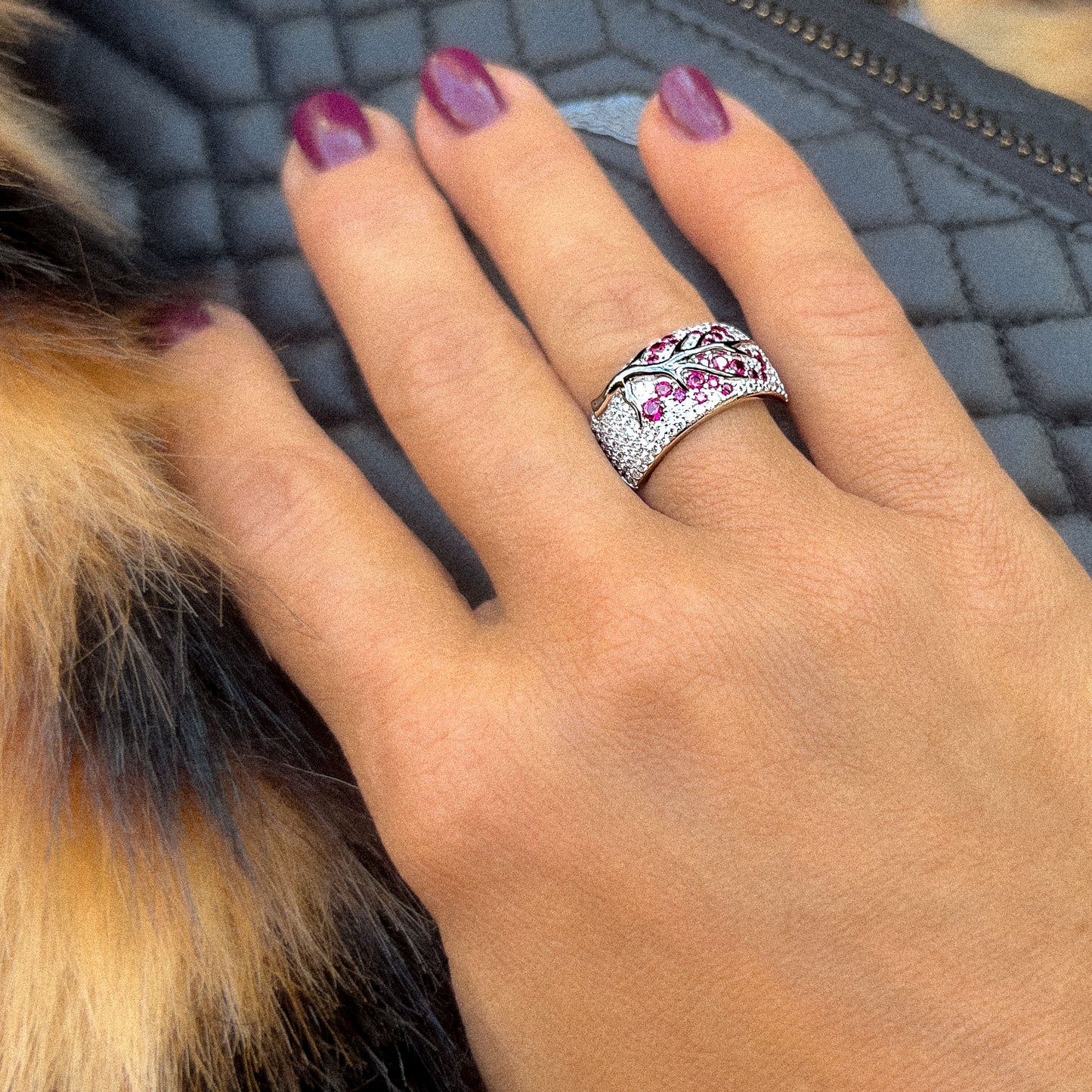 Elegant sølv ring med blomster dekor i forgylt sølv, 11mm bredde – Sakuras Magi Blomster Sølv Ring med rubine og cubic zirkonia for en strålende finish.