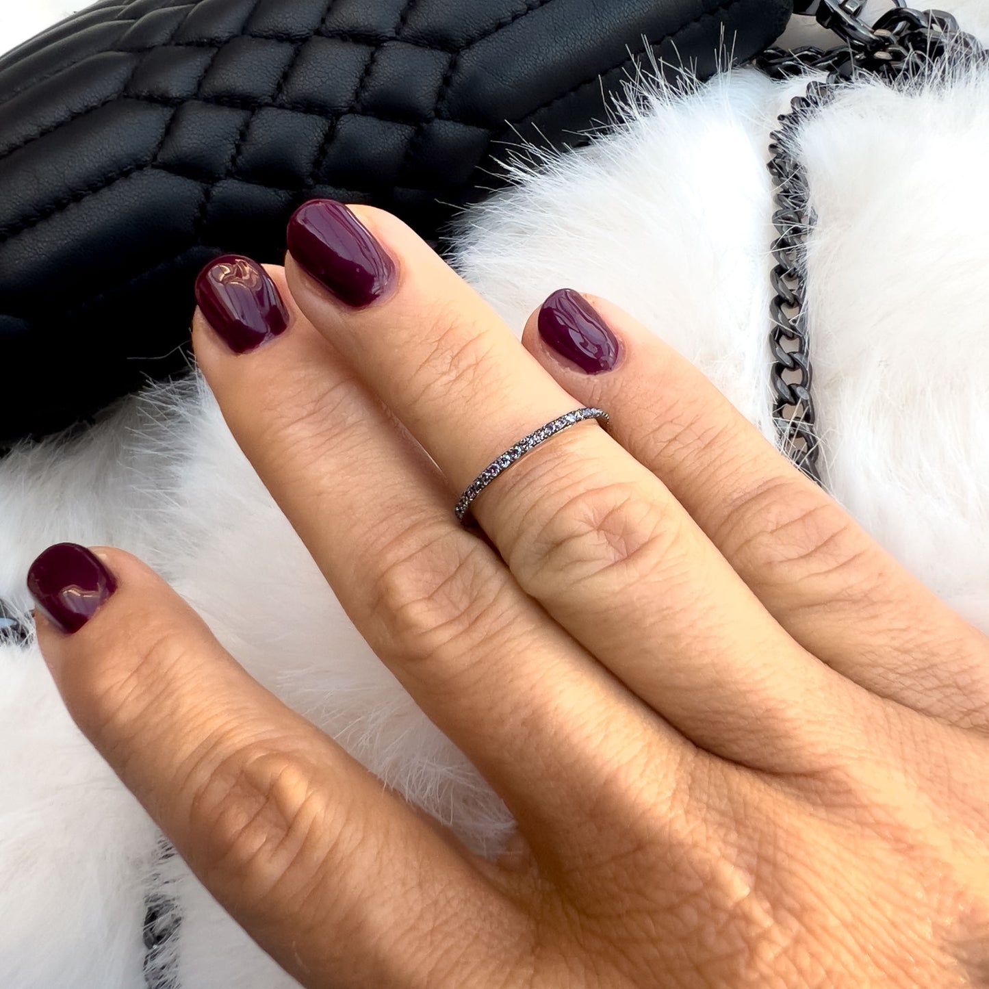 Slank og komfortabel sølv ring med 35 sjokoladefargede cubic zirkonia i forgylt sølv – et elegant tilbehør som passer til både hverdag og spesielle anledninger.