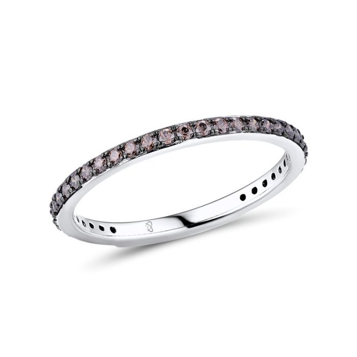 Sjokolade Bånd Eleganse Sølv Ring i gullbelagt sølv (SK925) med 35 sjokoladefargede cubic zirkonia – en slank og elegant ring i ekte sølv med varme og luksuriøse detaljer.