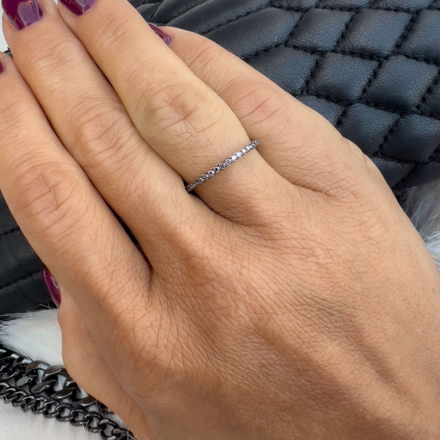 Sjokolade Bånd Sølv Ring med sjokoladefargede cubic zirkonia – delikat sølv smykke med svart- og hvit forgylling som gir et sofistikert preg.