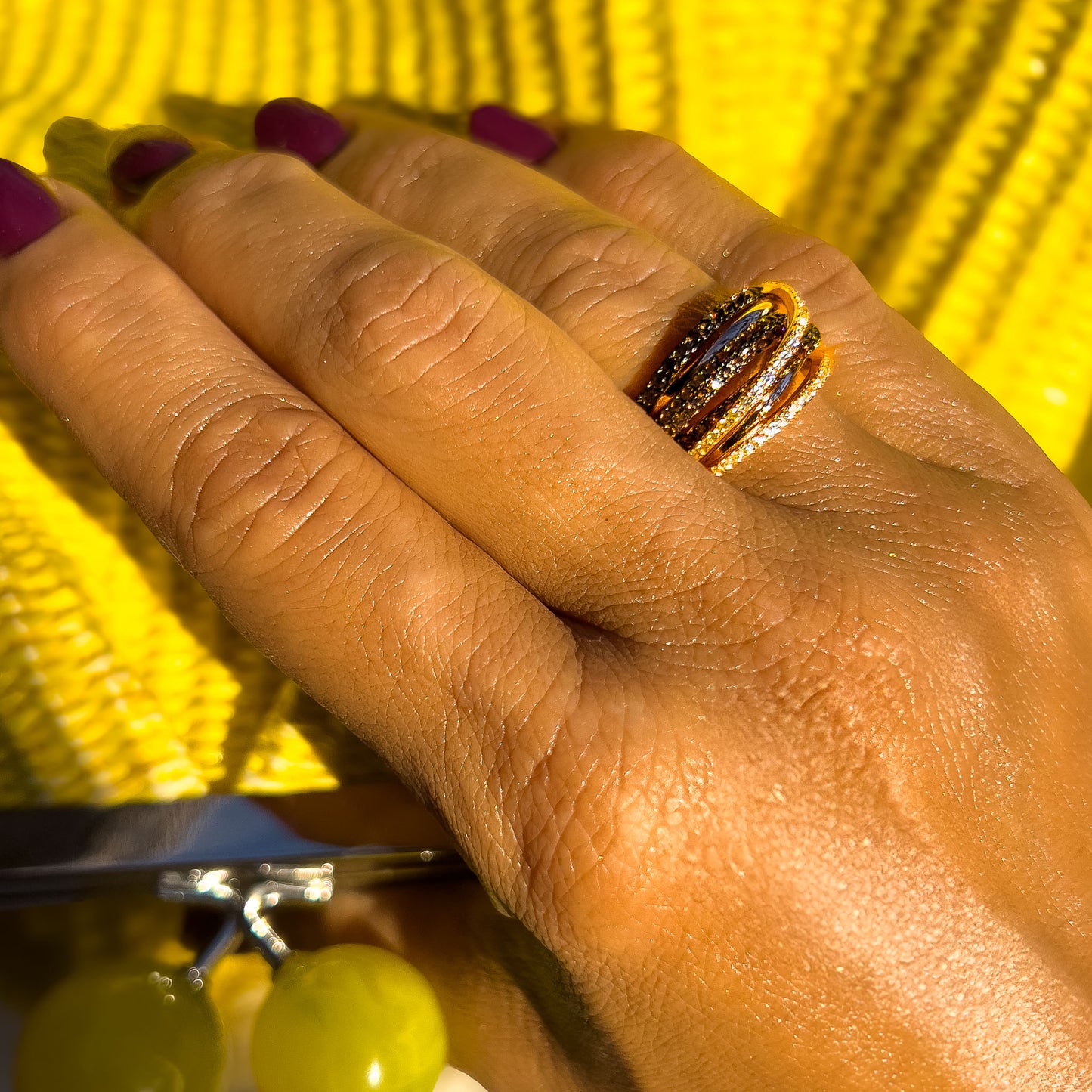 Luksurious sølv ring med rosé- og svart forgylling, dekorert med brune spineller og cubic zirkonia – et sølv smykke som gir et glamorøst uttrykk til enhver stil.