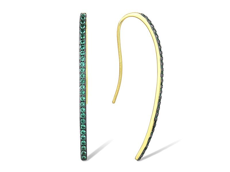 Detaljbilde av lange sølv øredobber i forgylt sølv med 56 grønne spineller (1,008ct) – luksuriøse smykker med et naturlig, grønt preg. Sølv smykker i gullbelagt sølv med grønne spineller.