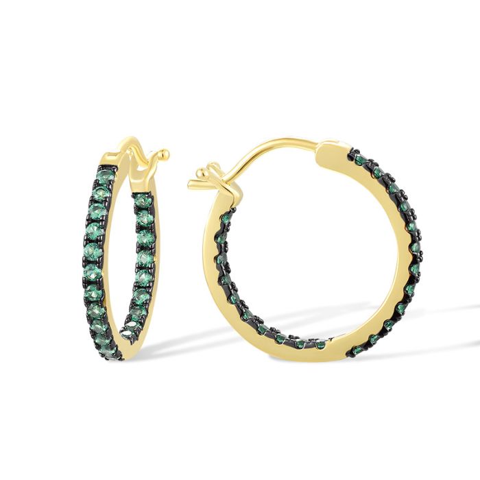 Sølv Hoops Øredobber i gullbelagt sølv med edelstener. Detaljbilde av hoops øredobber med grønne spineller (0,792ct) og forgylt sterlingsølv – luksuriøse sølv smykker med frodige grønne nyanser.