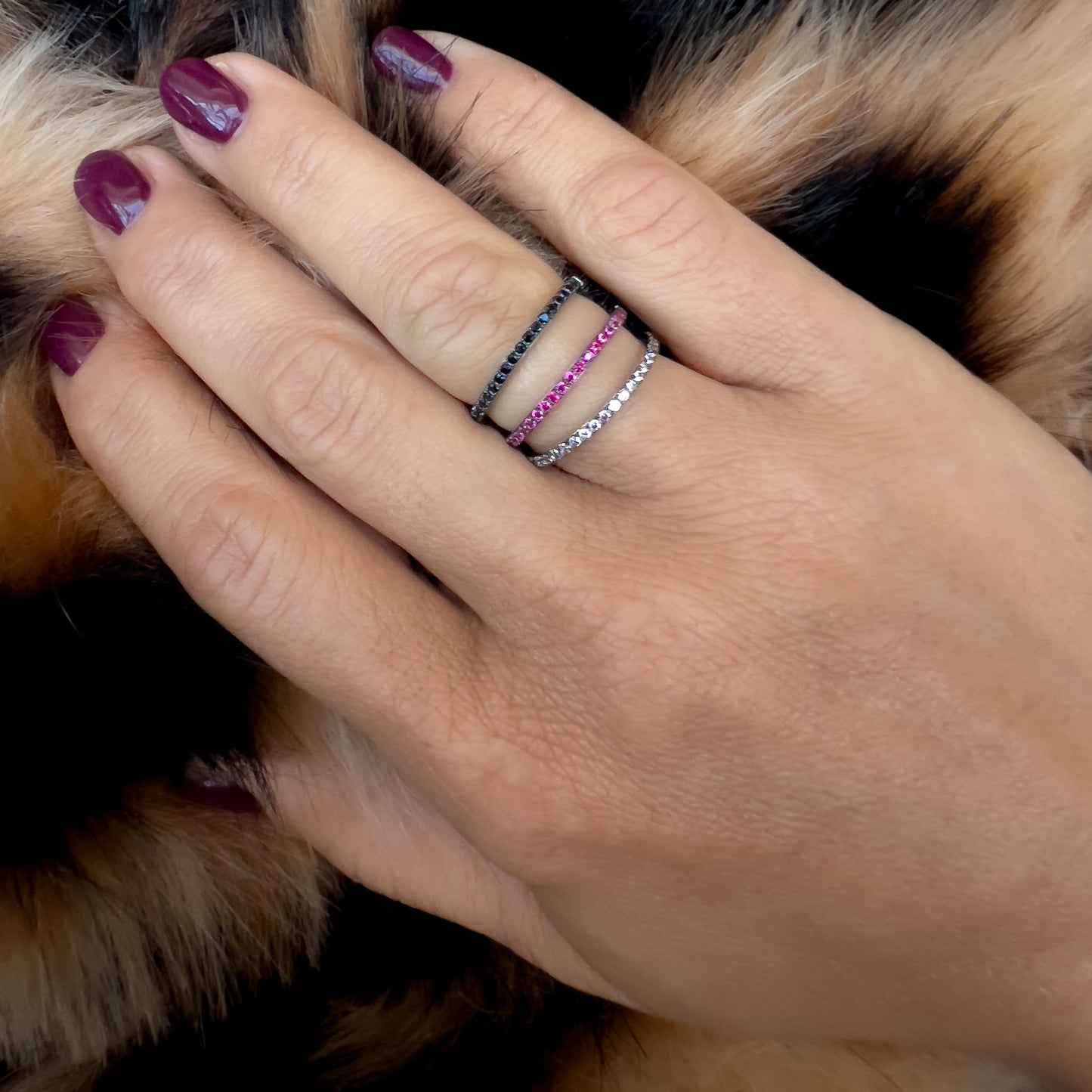 Elegante Bånd Sølv Ringer i forgylt sølv med svart- og hvit forgylling, dekorert med sorte spineller, skapte rubiner og cubic zirkonia – moderne sølv smykker som kombinerer luksus og enkelhet.
