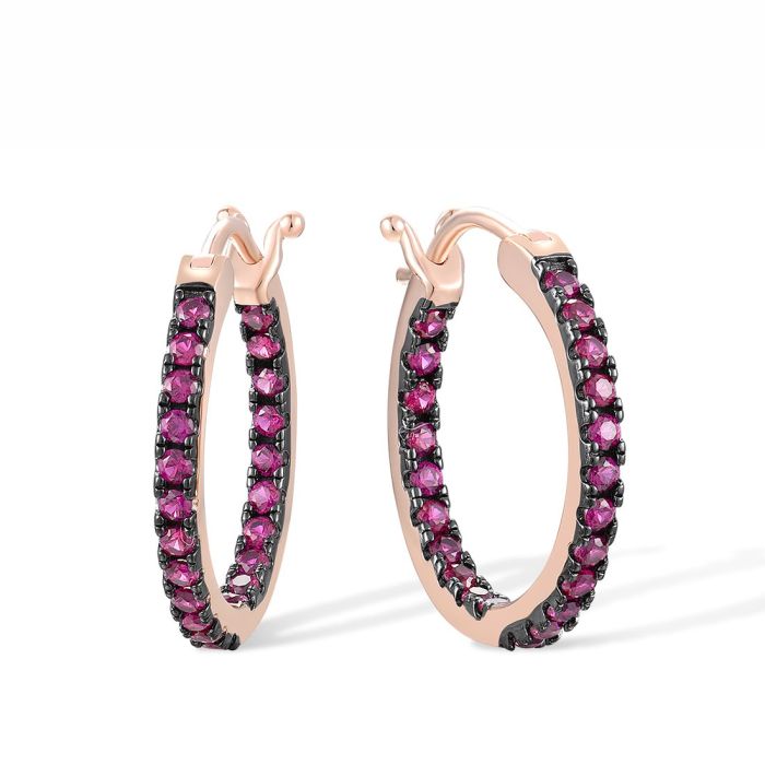 Sølv Hoops i gullbelagt sølv med en diameter på 19mm, dekorert med rubiner – Rubin Sølv Øredobber forener subtil luksus og rubinens lidenskapelige glød.