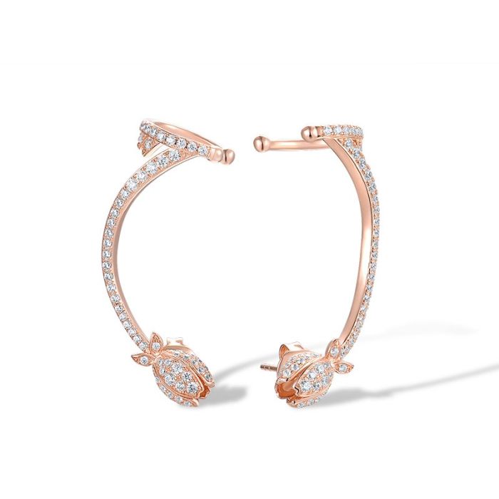 Sølv Ørdobber i forgylt sølv med tulipan form og cubic zirkonia – perfekte for spesielle anledninger og hverdagsbruk. Sølv smykke i gullbelagt sølv med cubic zirkonia.