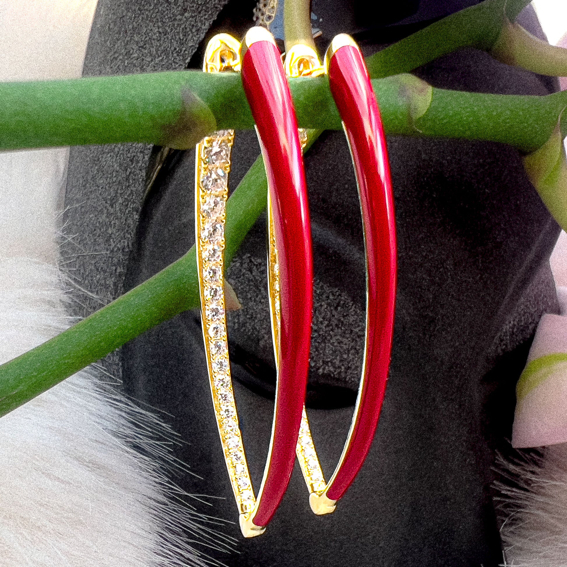 Sølv smykke i gullbelagt sølv med emalje og cubic zirkonia. Lange Øredobber i forgylt sterlingsølv med livlige emalje detaljer og glitrende cubic zirkonia – lange chili-design sølv smykker for et lekent og elegant uttrykk.