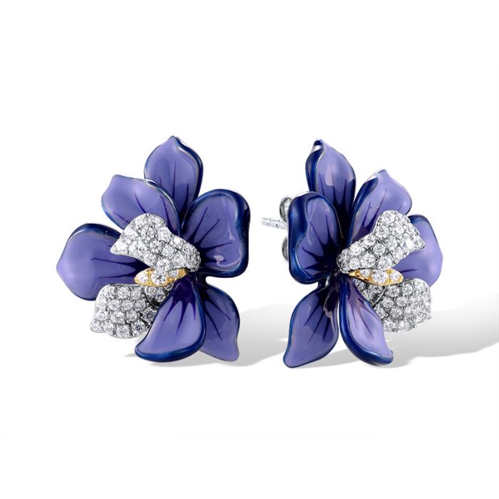 Irisdrøm Øredobber med gullbelagt sølv, lilla emalje og cubic zirkonia, båret som et unikt smykke som tilfører både naturlig eleganse og moderne luksus.