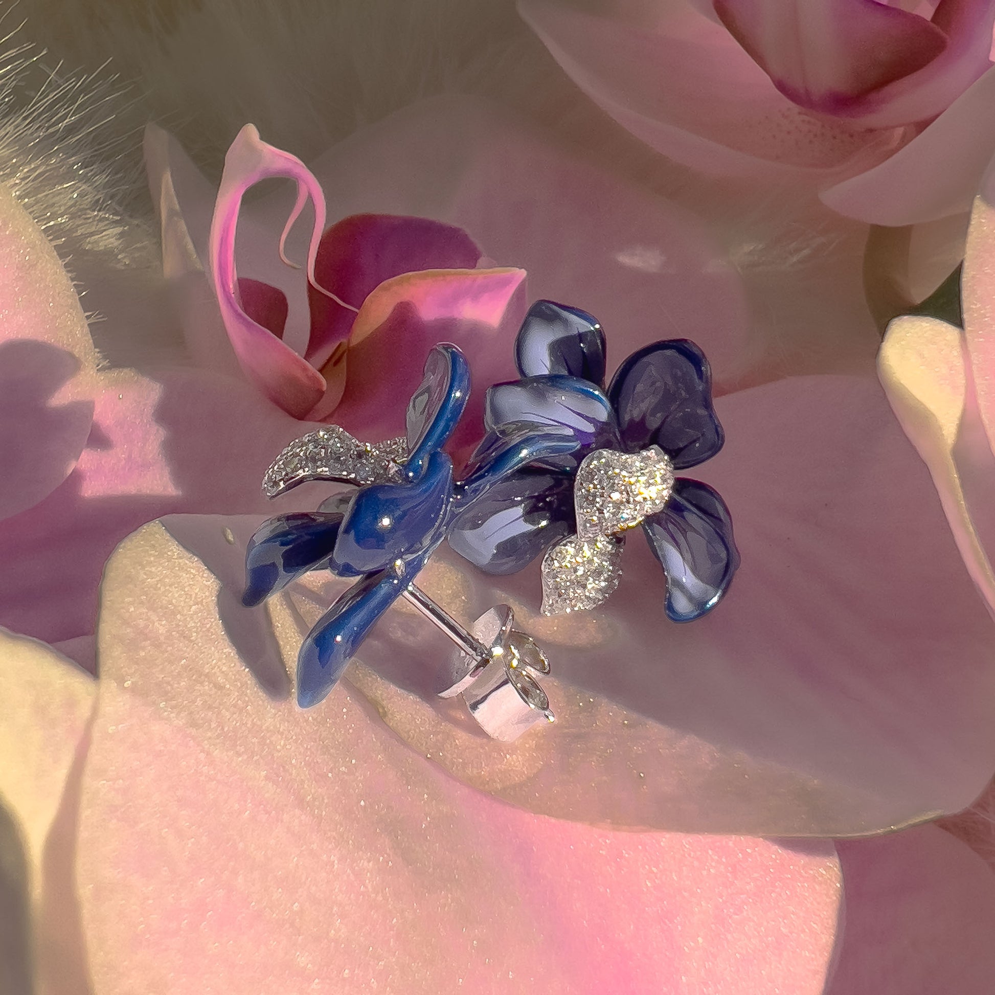 Irisdrøm Blomst Øredobber i sterlingsølv (SY925) med gullbelagt overflate, håndmalt lilla emalje og cubic zirkonia – inspirert av irisens eleganse.  
