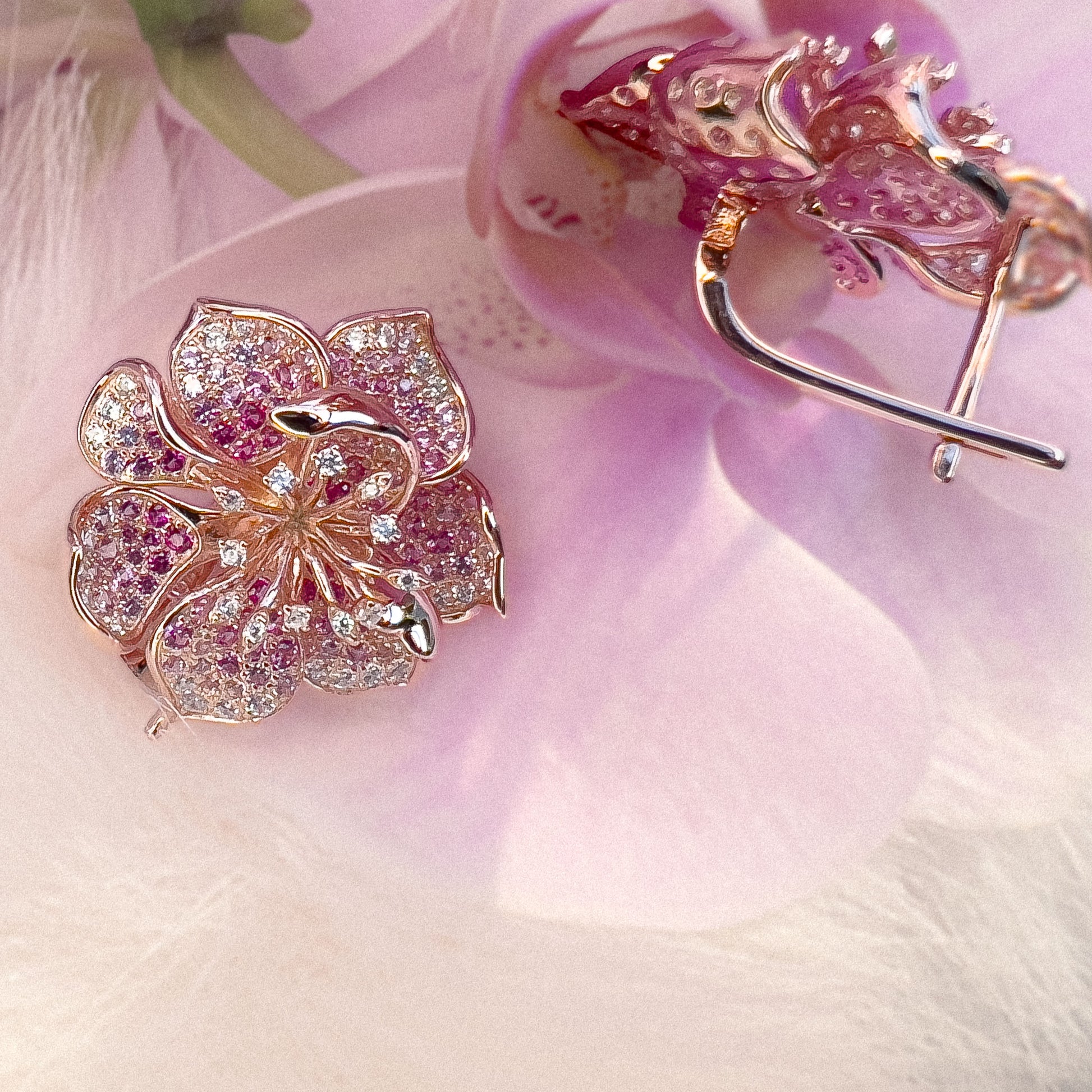 Forgylte sølv øredobber med orkidéblomst-design, dekorert med rosa safirer, rubiner og hvite cubic zirkonia – et statement-smykke som stråler av farge og stil.