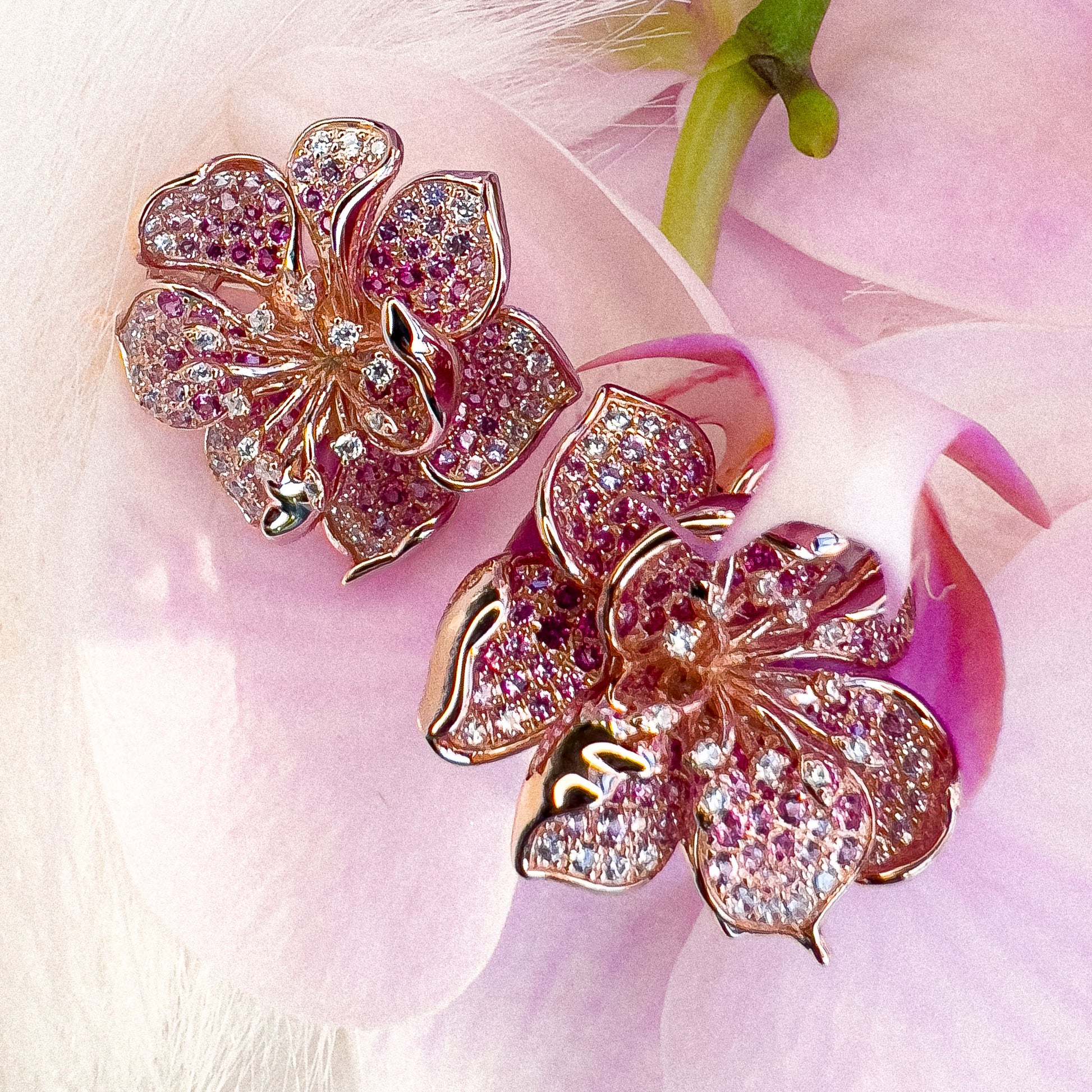 Blomst Øredobber i forgylt sølv (SR925) med rosa safirer, rubiner og hvite cubic zirkonia – et eksklusivt smykke i sølv inspirert av orkidéens eleganse.