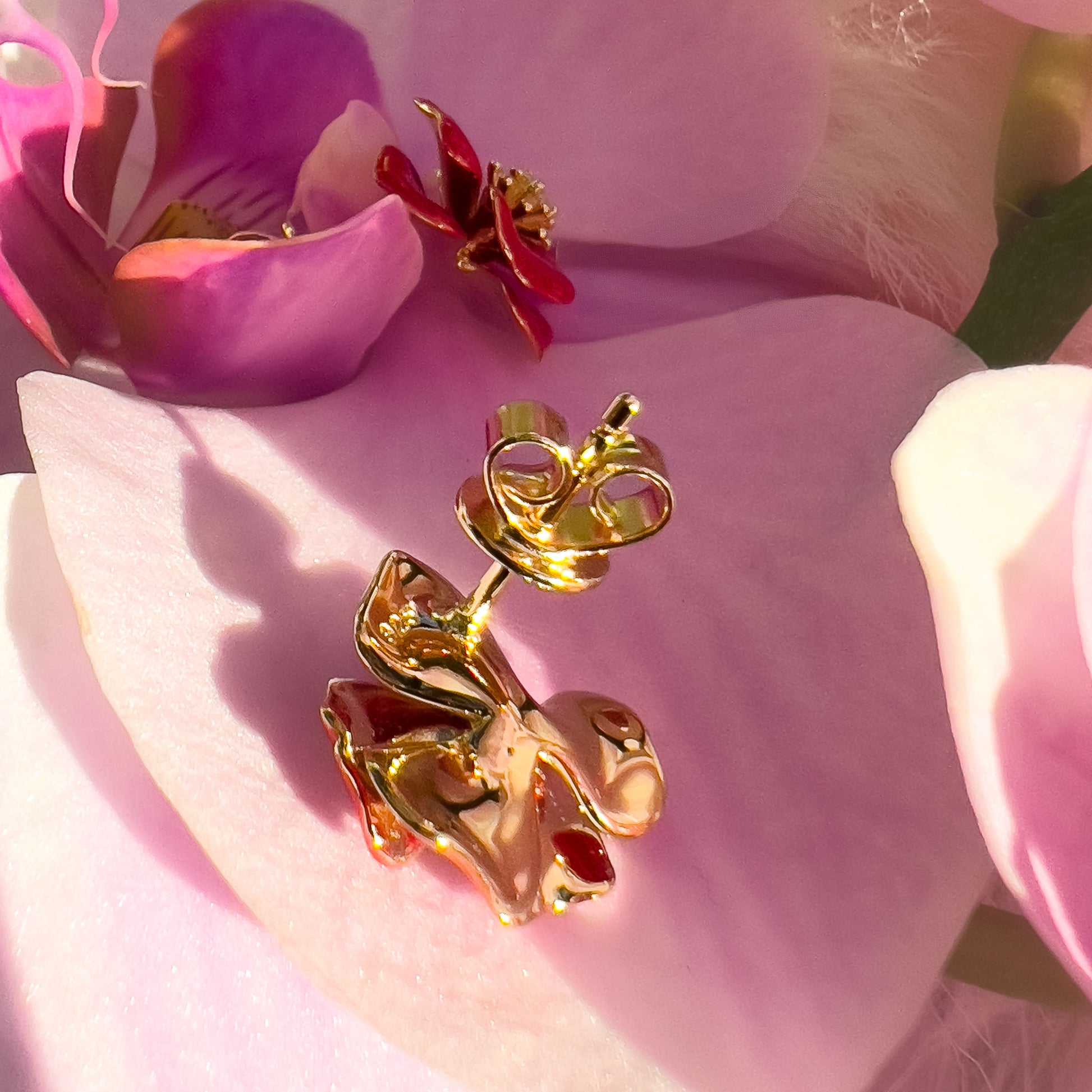 Romantiske sølv øredobber i blomst design i forgylt sølv med rød emalje og hvit cubic zirkonia – natur inspirert sølv smykke som passer til alle anledninger.