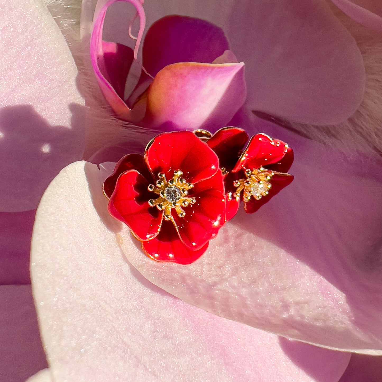 Blomst Øredobber i gullbelagt sterlingsølv med røde emalje blad og hvite cubic zirkonia, et sølv smykke som er perfekt til hverdag og romantiske anledninger.