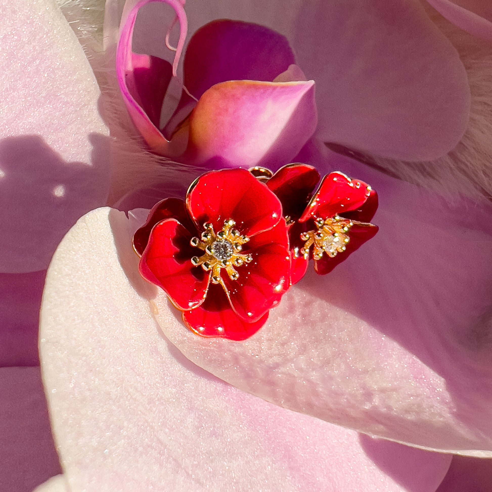 Blomst Øredobber i gullbelagt sterlingsølv med røde emalje blad og hvite cubic zirkonia, et sølv smykke som er perfekt til hverdag og romantiske anledninger.