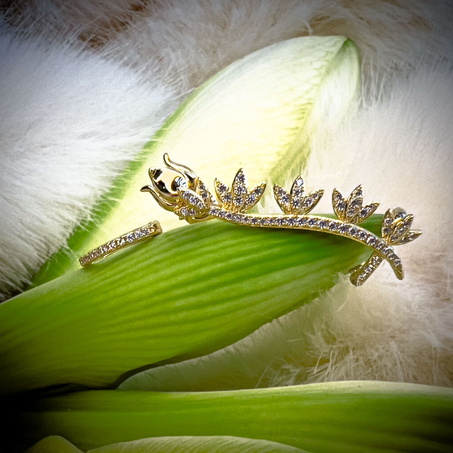 Blomst Øreklatrere i gull forgylt sølv med cubic zirkonia, båret som et iøynefallende sølv smykke til både hverdag og spesielle anledninger. Smykke i forgylt sølv til henne.